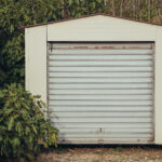 Asbest in der Garage: Wo er vorkommt und wann eine Sanierung nötig ist