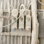 Asbest in alten Elektroinstallationen: Welche Isolierungen können betroffen sein?